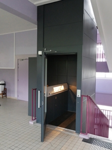 Photo montrant l'ascenseur qui dessert tous les étages de l'école