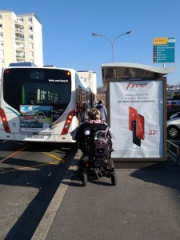 l'implantation de l'arrêt de bus ne permet pas le passage des personnes en fauteuil roulant