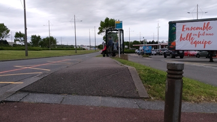 Photo montrant la pente excessive de l'accès à l'arrêt de bus
