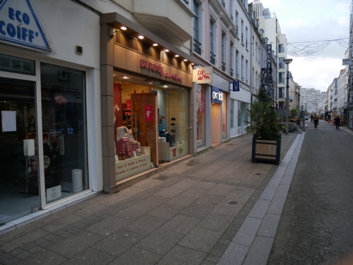 Photo de la rue Victor Hugo qui commence par 2 magasins inaccessibles